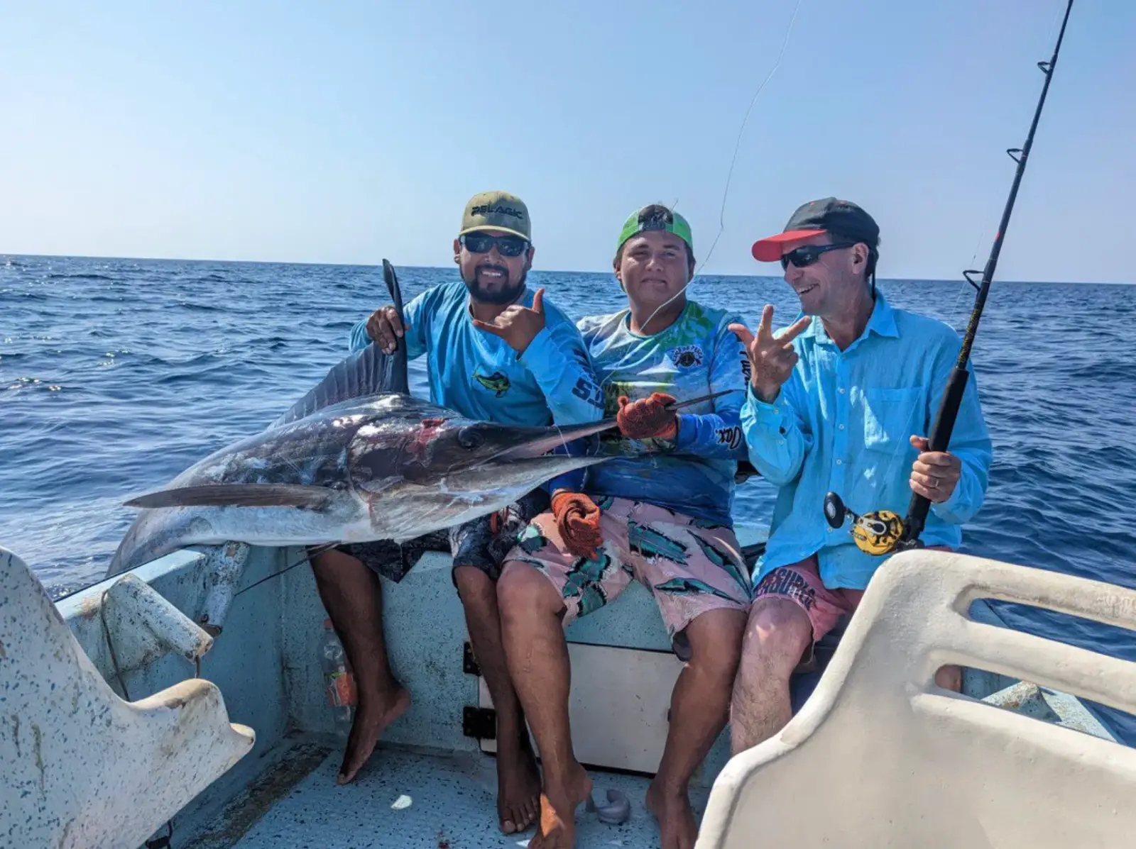 Clientes con un marlín en un tour de pesca en Puerto Escondido