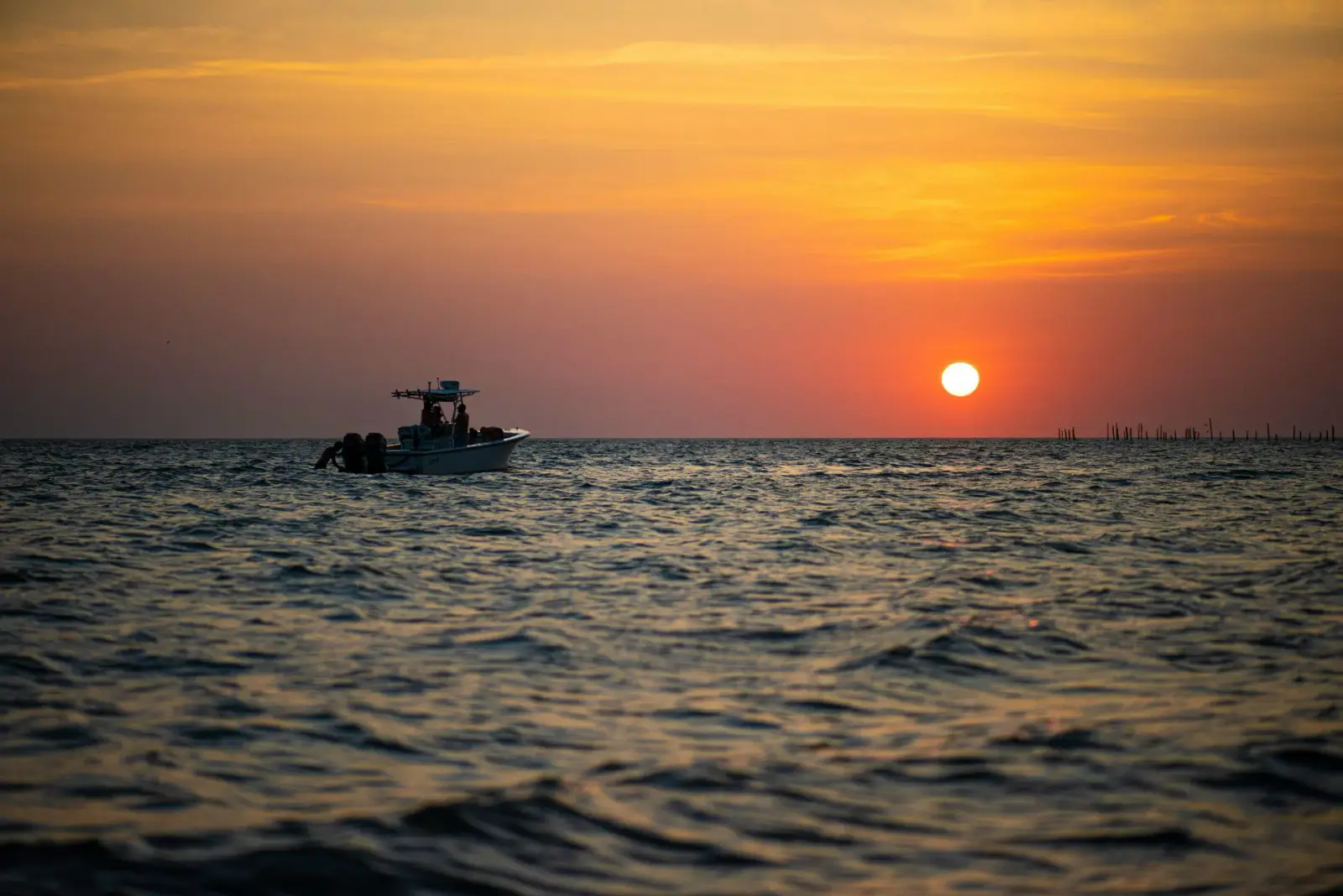 Barco privado al atardecer frente a Puerto Escondido
